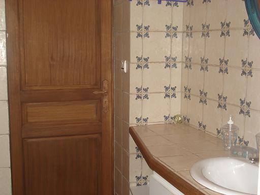 Espace salle-de-bain et w-c.