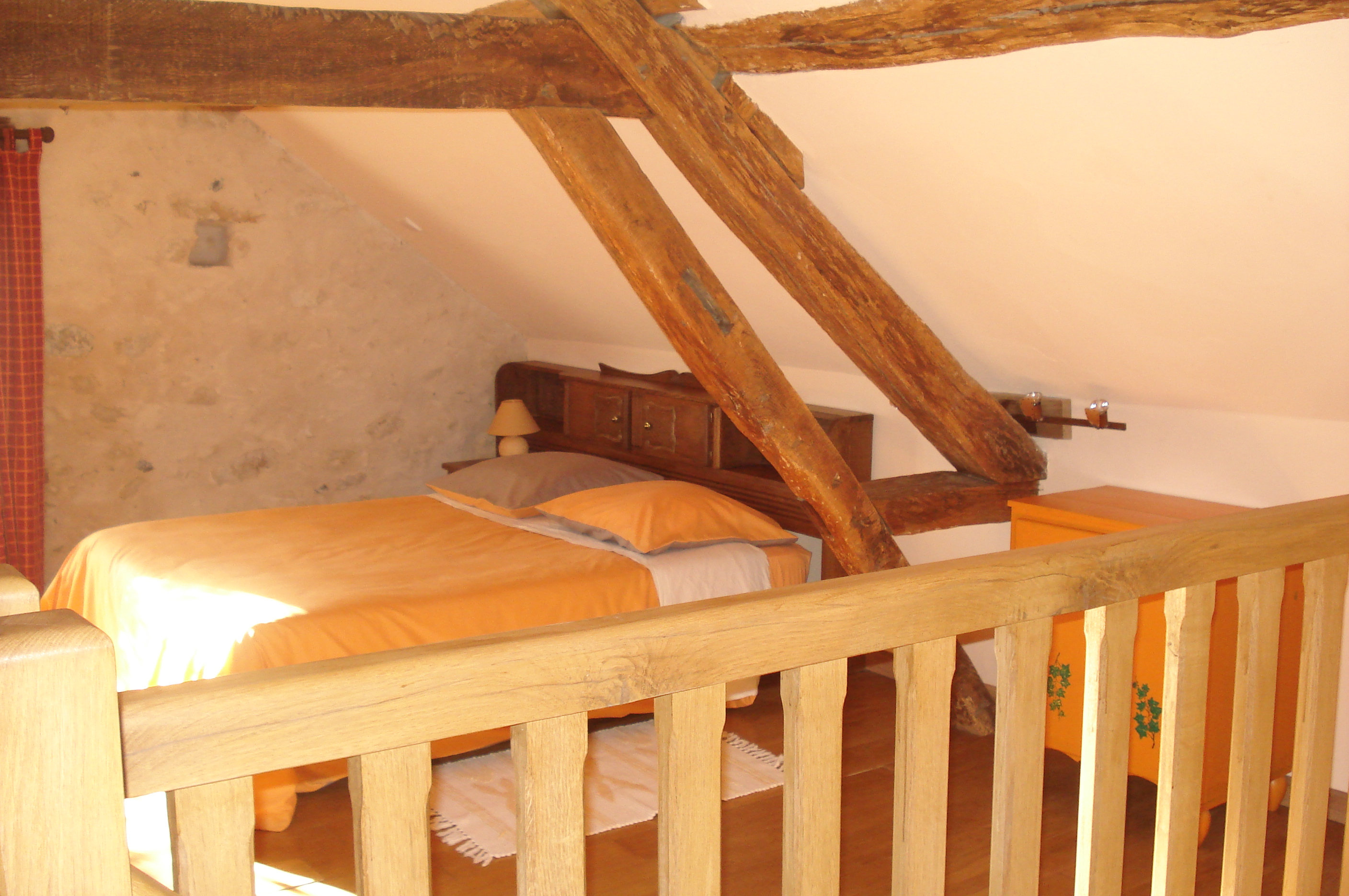 Un couchage pour trois personnes.