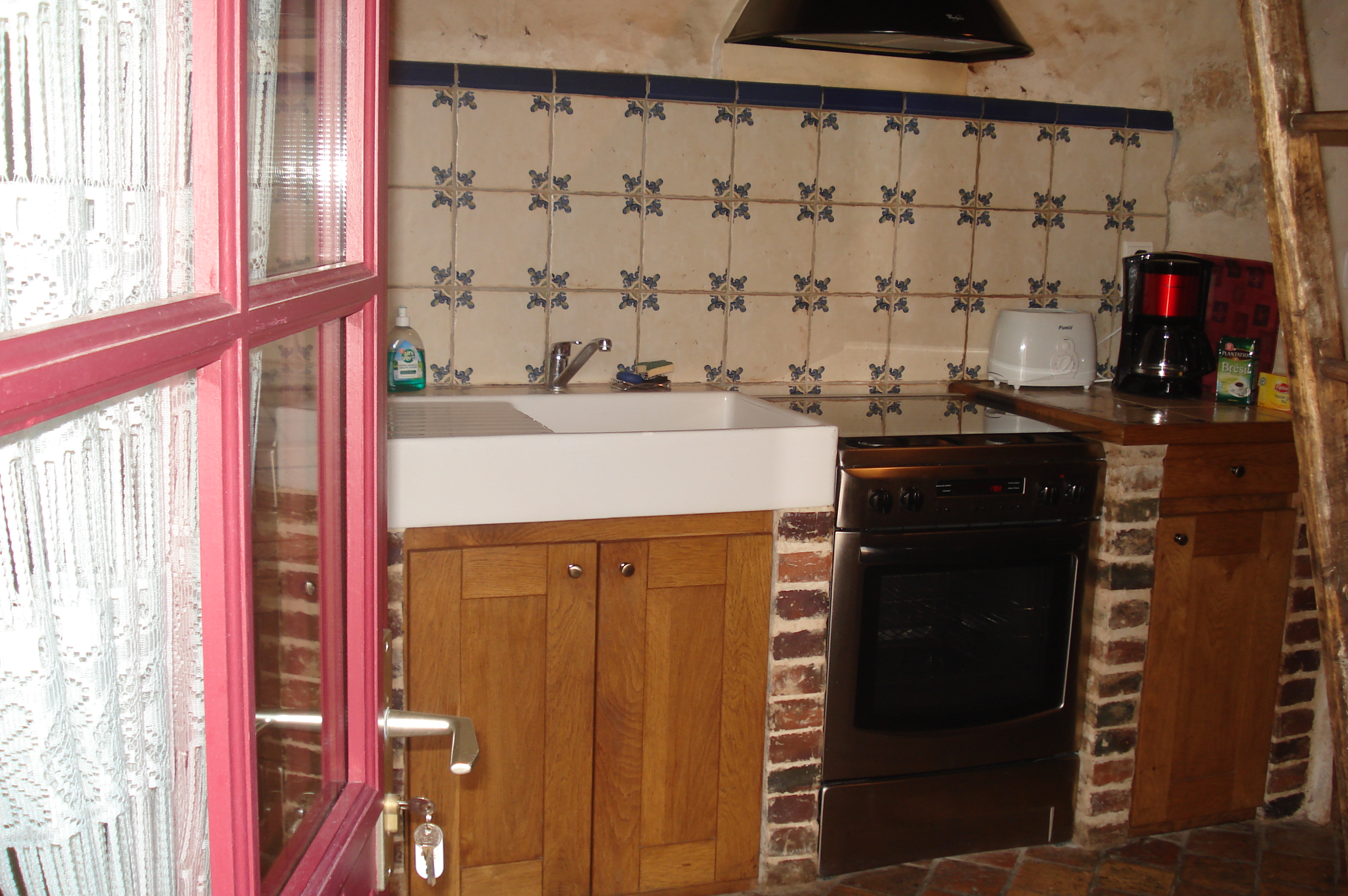 Cuisine am�nag�e ouverte sur la salle et l'ext�rieur.